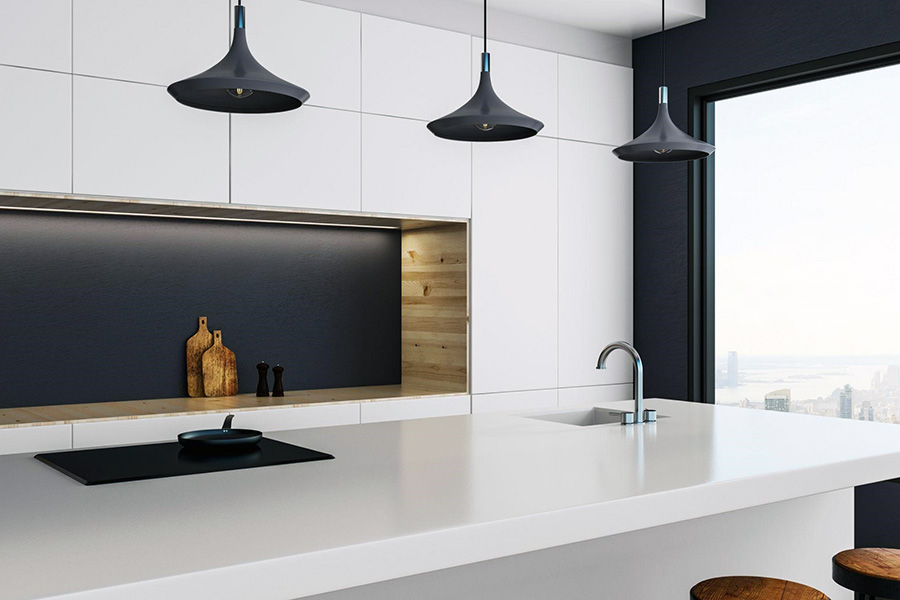 Реальний приклад стильної кухні з інтер'єром у чорно-білих тонах