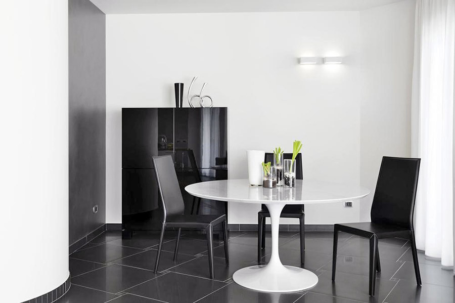 Стриманий та практичний дизайн кухні з хай-тек інтер'єром