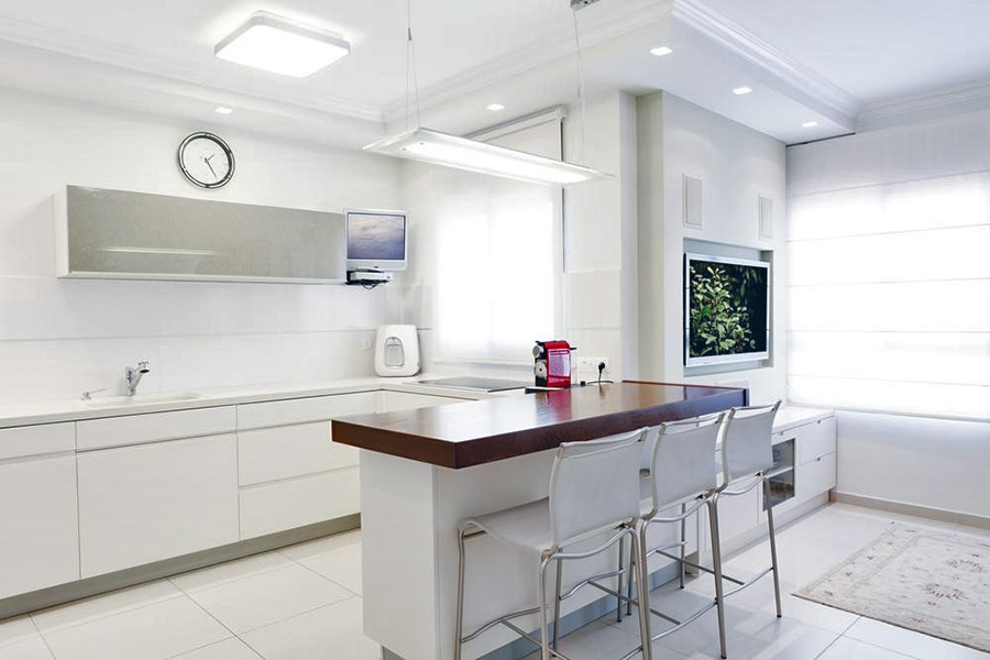 Поєднання світильників різного типу над робочою зоною в хай-тек кухні