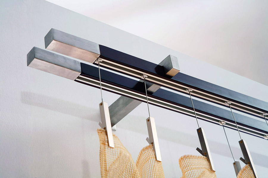 Стильний карниз для кріплення штор на хай-тек кухні