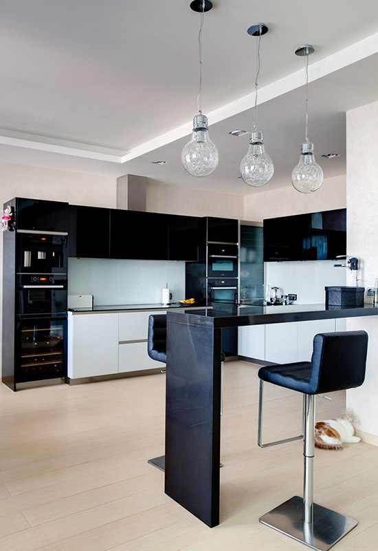 Стильні підвісні світильники для хай-тек кухні