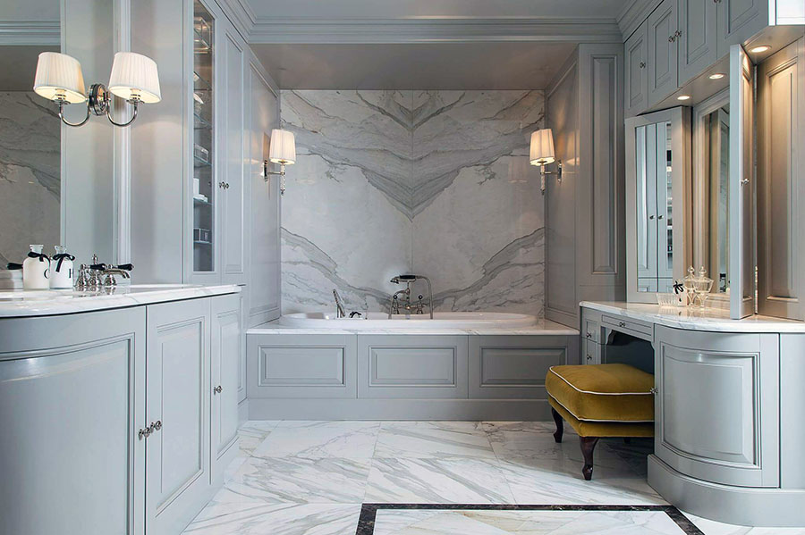 Світла ванна кімната з класичними настінними світильниками