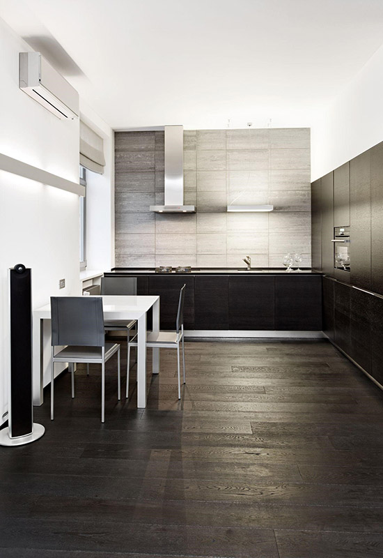 Вибір матеріалів для оформлення підлоги в хай-тек кухні в темних тонах