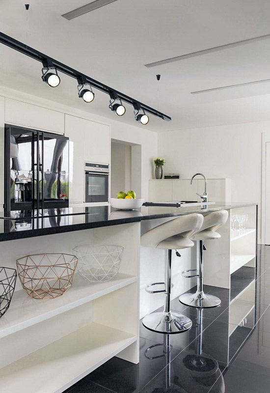 Дзеркальні елементи та трекове освітлення в інтер'єрі хай-тек кухні