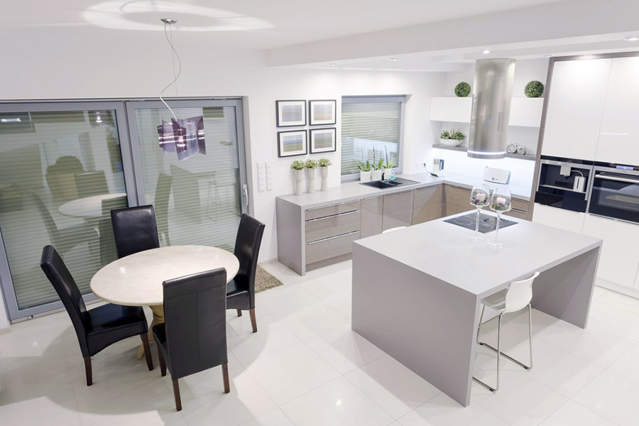 Акцент на витяжці у світлій хай-тек кухні з бежевою палітрою