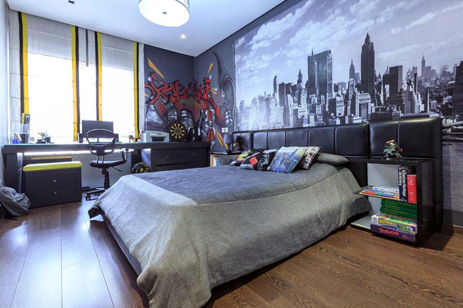 Велика підліткова кімната з принтами на шпалерах