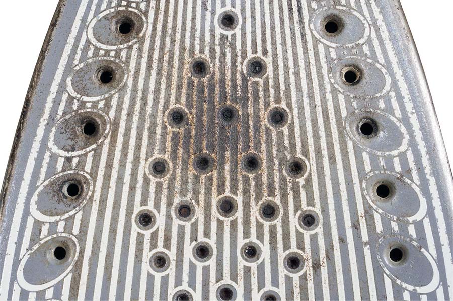 Чем можно почистить утюг снаружи