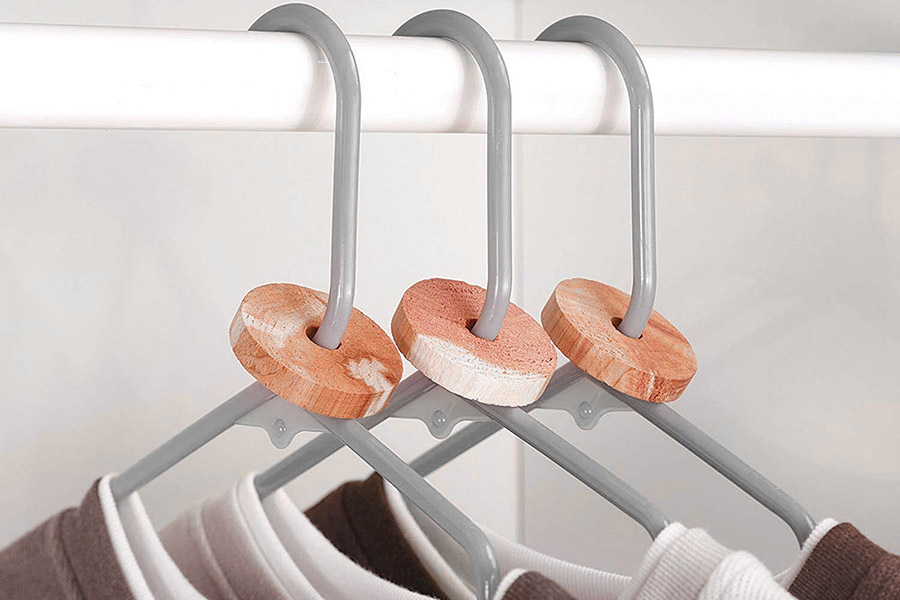 Використання кедрових вішалок для знищення молі у шафі