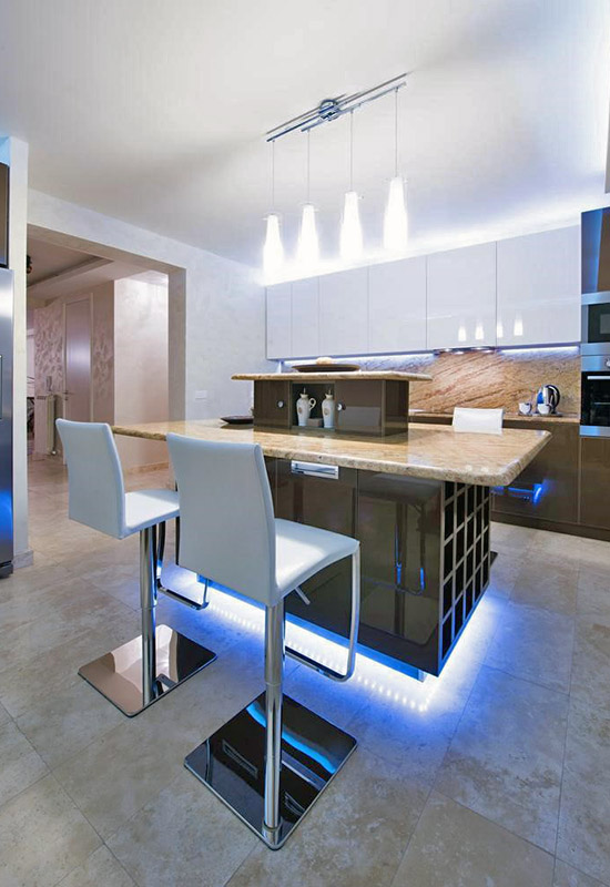 Багаторівнева система освітлення всіх зон для кухні в стилі хай-тек