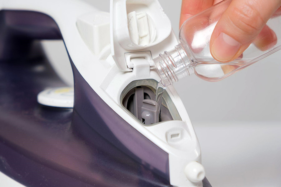 Очищення праски за допомогою вбудованих функцій