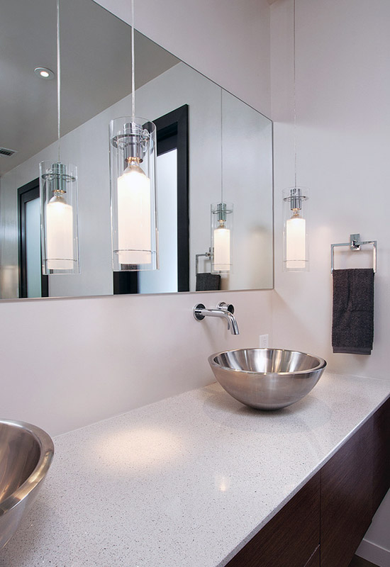 Освітлення дзеркала у ванній кімнаті за допомогою підвісних світильників