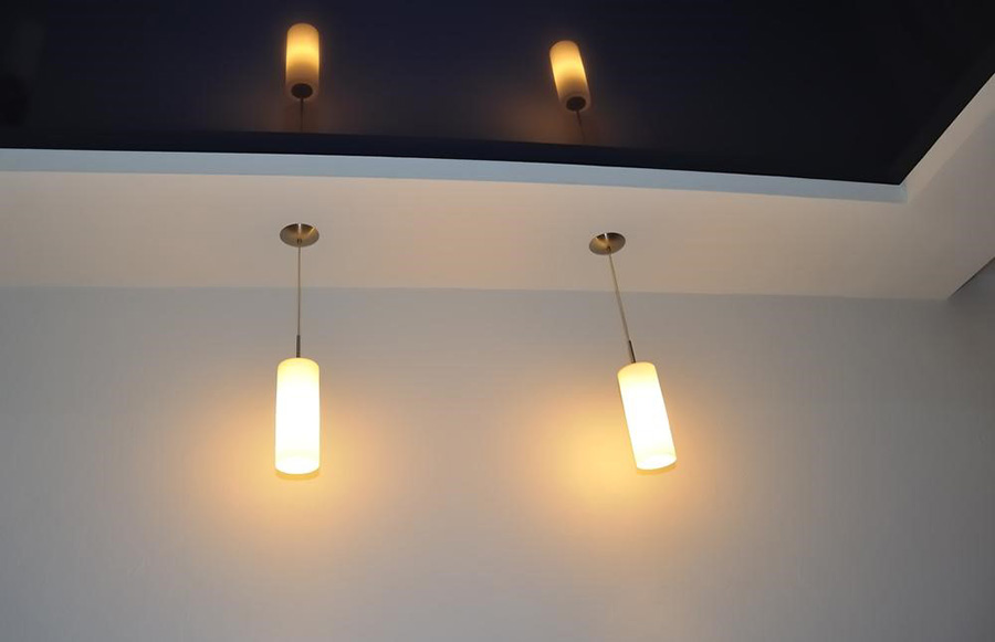 Отделка потолка на кухне с хай тек дизайном