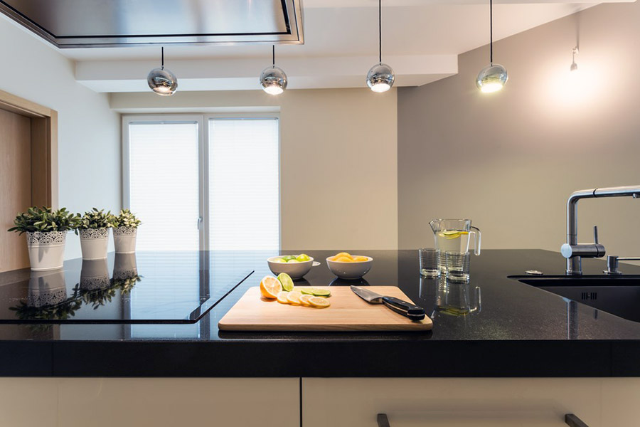 Приклад хорошого освітлення на великій просторій кухні з інтер'єром у стилі хай-тек