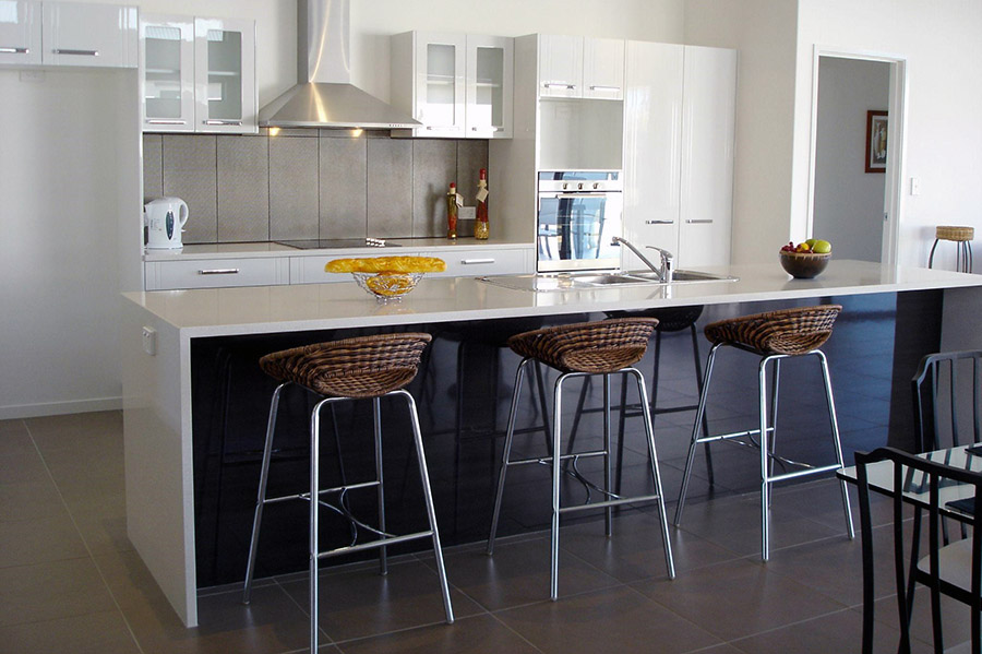 Сучасна кухня в стилі хай-тек з акцентними плетеними стільцями