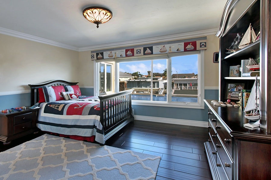 Светлая подростковая комната с современным интерьером и большими окнами