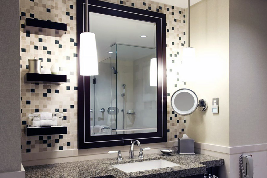 Ванна кімната з гарним освітленням біля дзеркала