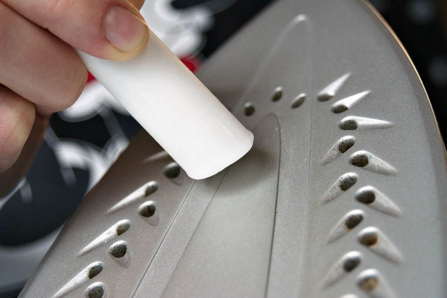 Внешняя очистка утюга при помощи специального карандаша