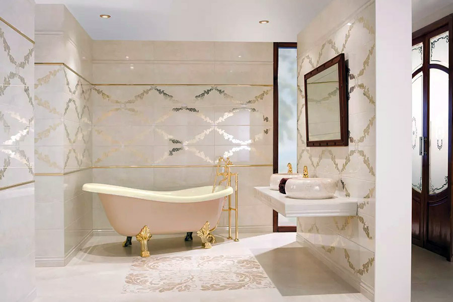 Бежева плитка із золотистими вставками для оформлення інтер'єру ванної кімнати в теплих тонах