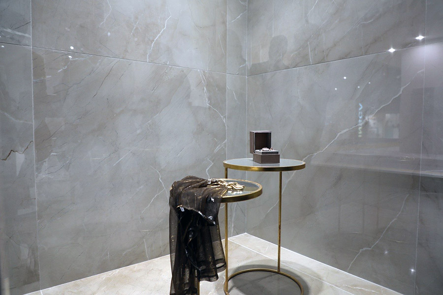 Глянцева велика плитка з відбиваючою поверхнею для ванної кімнати