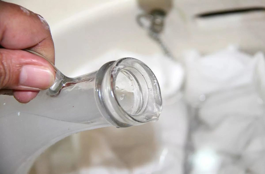 Позбавлення від плям на тюлі нашатирем