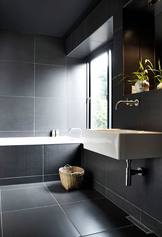 Як виглядає плитка дуже великих розмірів в інтер'єрі ванної кімнати