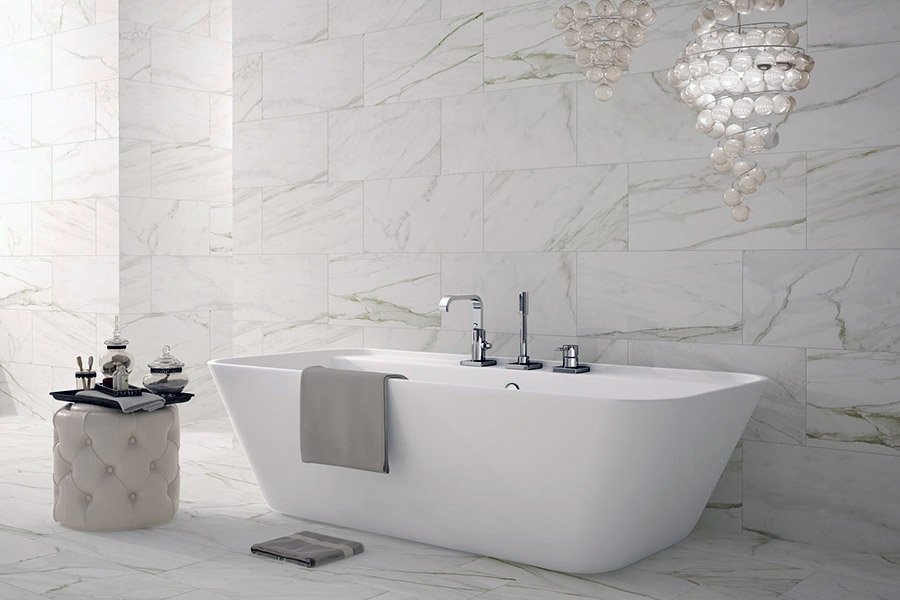 Кам'яна плитка у теплих тонах на стінах стильної ванної кімнати