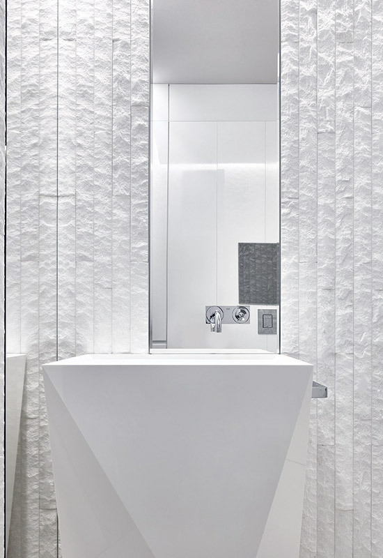 Хороше поєднання сірої плитки та сучасних меблів у ванній кімнаті