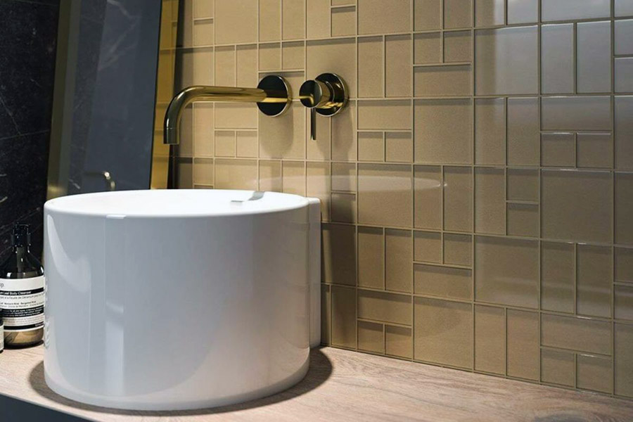 Красива скляна плитка на стінах ванної кімнати