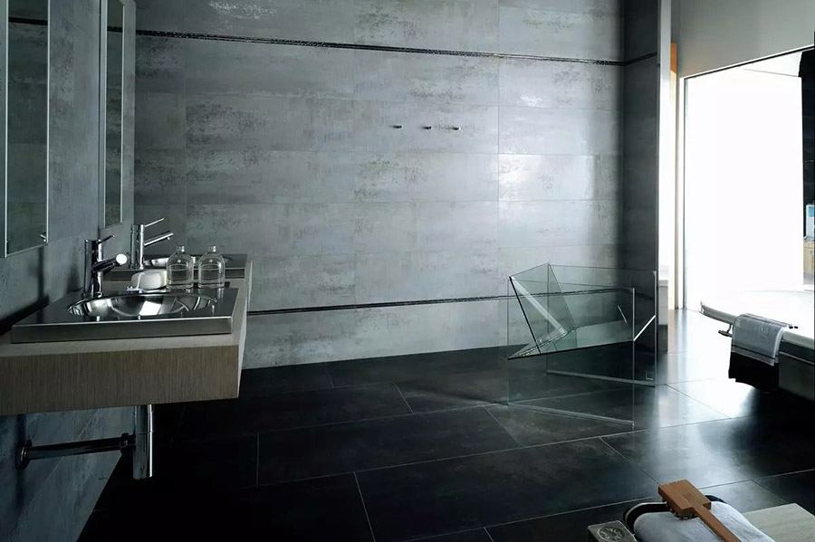 Ванна кімната з сірим спокійним інтер'єром та матовою великою плиткою