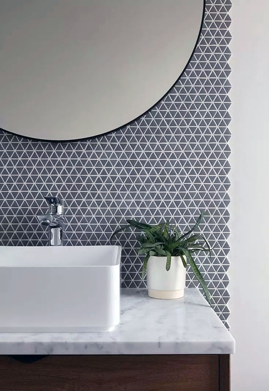 Оздоблення стіни ванної маленькою плиткою мозаїкою трикутної форми