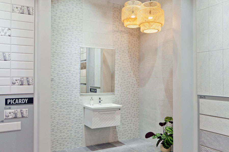 Плитка молочного кольору в інтер'єрі ванної кімнати з навісними світильниками