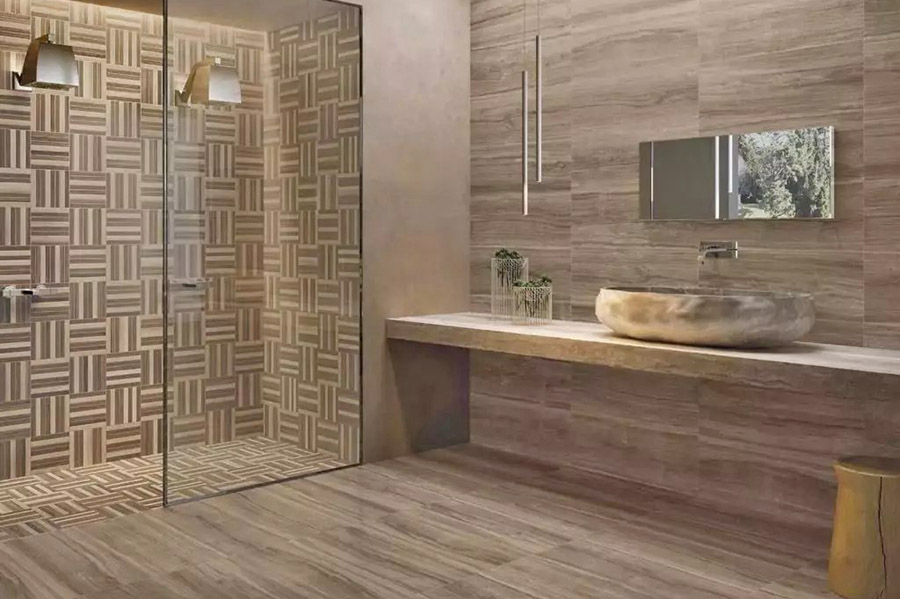 Практичне оздоблення ванної кімнати плиткою з імітацією дерева