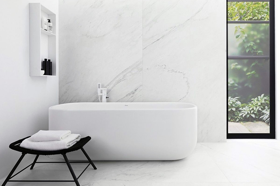 Розширення простору ванної кімнати за рахунок великої світлої плитки