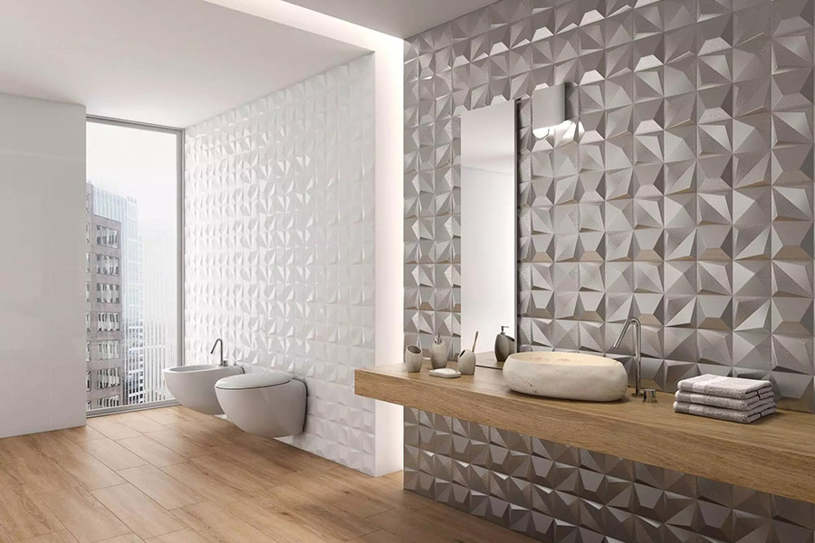 Рельєфна плитка різних відтінків у просторій ванній кімнаті з великими вікнами