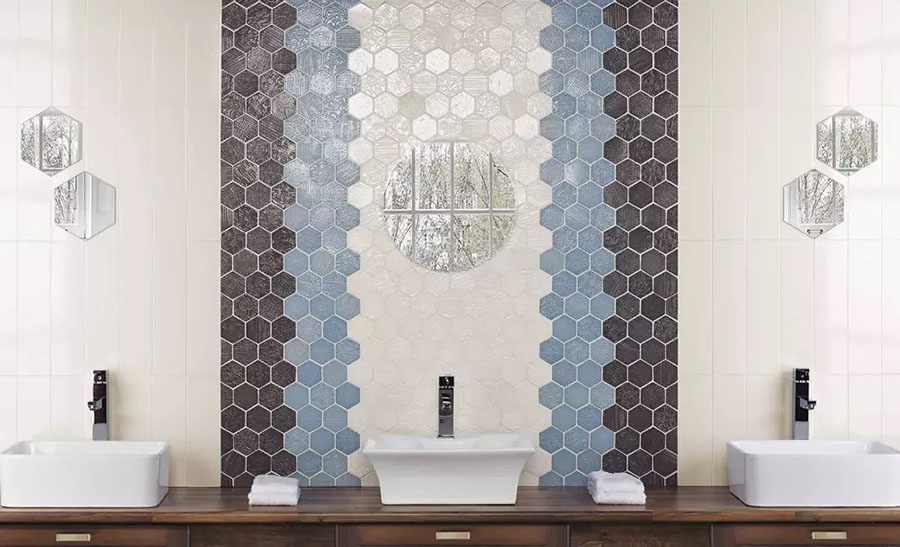 Поєднання плитки різних кольорів та форми у ванній кімнаті