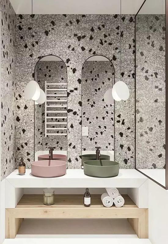 Стильна плитка з імітацією каменю для світлої ванни з кремовою гамою