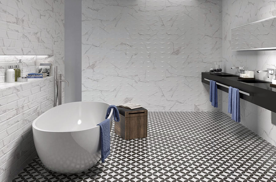 Ванна кімната з чорно-білою підлогою та світлою плиткою на стінах