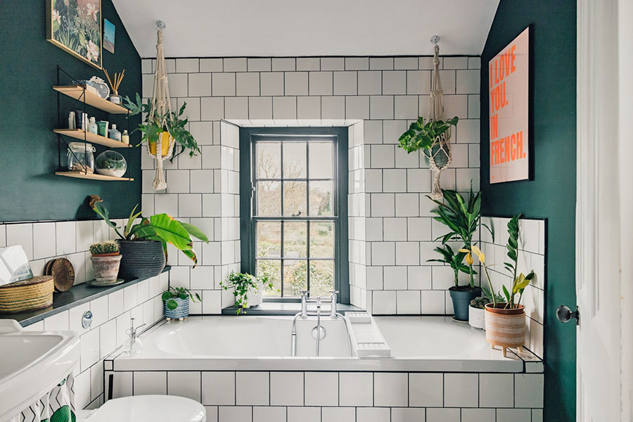 Ванна кімната з контрастним оздобленням світлою плиткою