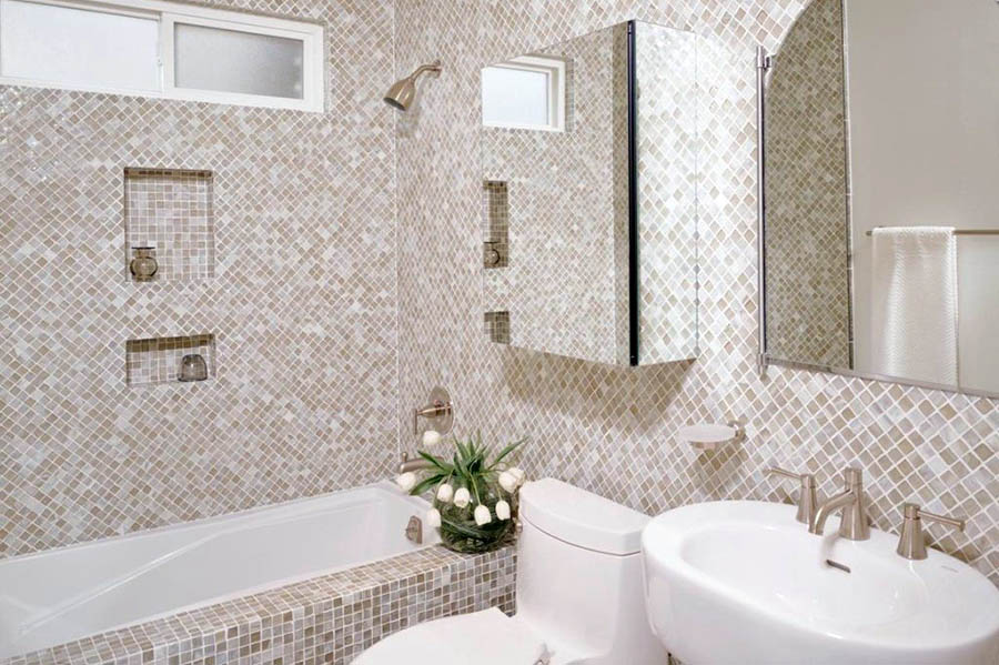 Использование плитки мозаики кремовых оттенков в интерьере ванной