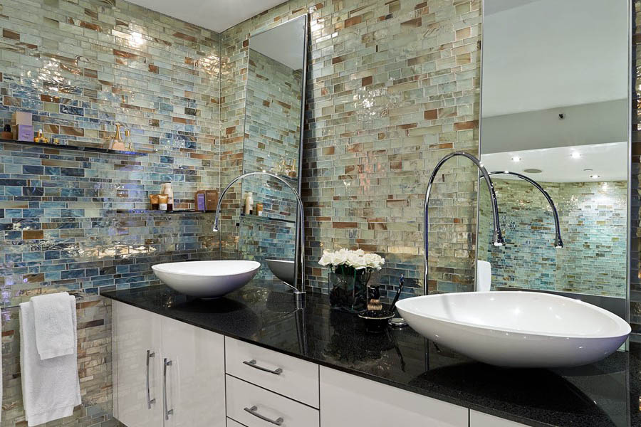 Как можно красиво оформить интерьер ванной при помощи стеклянной плитки