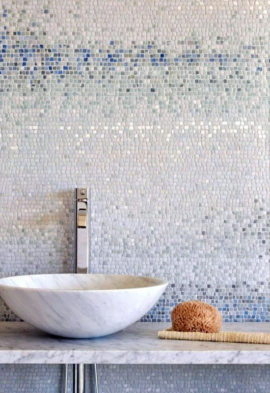 Як виглядає плитка мозаїка на стінах у ванній кімнаті