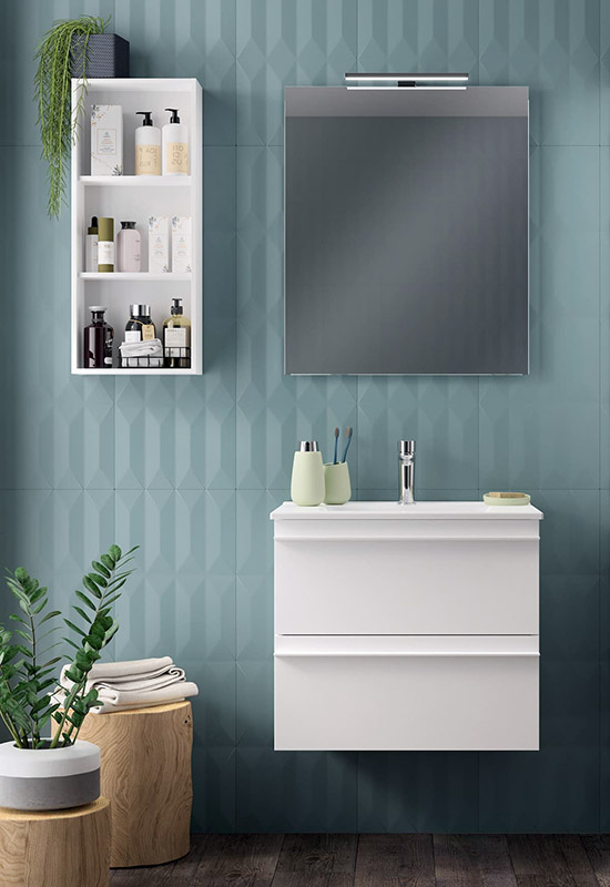 Красива рельєфна плитка з матовою поверхнею в інтер'єрі ванної кімнати