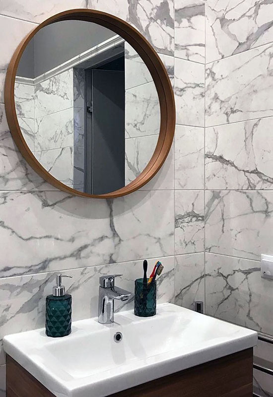 Велика гранітна плитка в інтер'єрі сучасної ванної кімнати