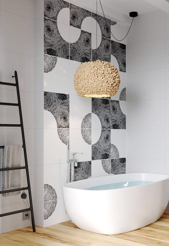 Крупная плитка с рисунками для красивой отделки стены ванной комнаты