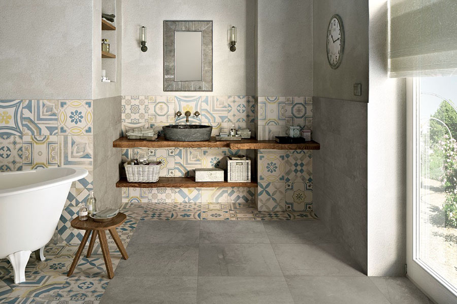 Нейтральний колір плитки в інтер'єрі невеликої ванної кімнати