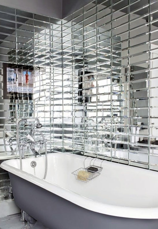 Отражающая стеклянная плитка на стенах современной ванной комнаты