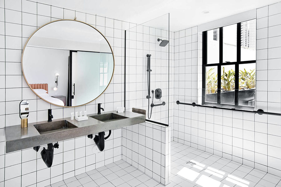 Пример красивой отделки ванной комнаты светлой плиткой небольших размеров