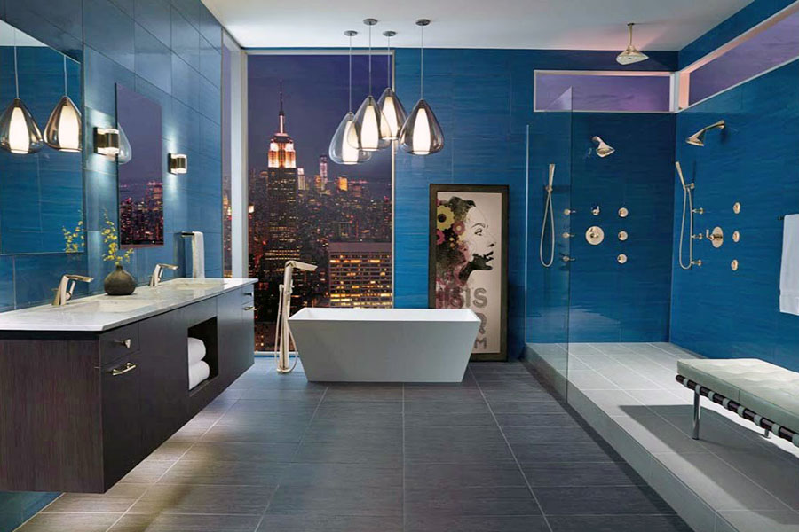 Пример отделки ванной комнаты большой синей плиткой