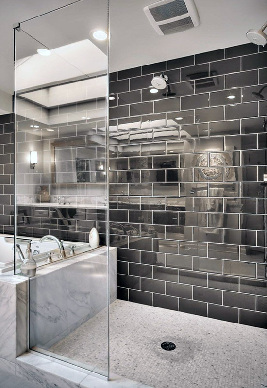 Современная стеклянная плитка в дизайне интерьера ванной комнаты