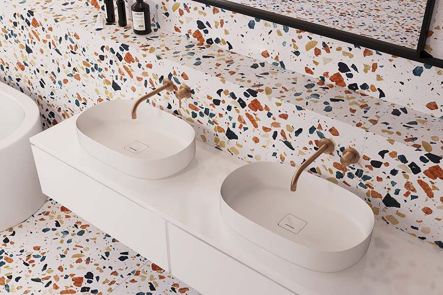 Светлая плитка с цветными вставками в качестве акцента ванной комнаты